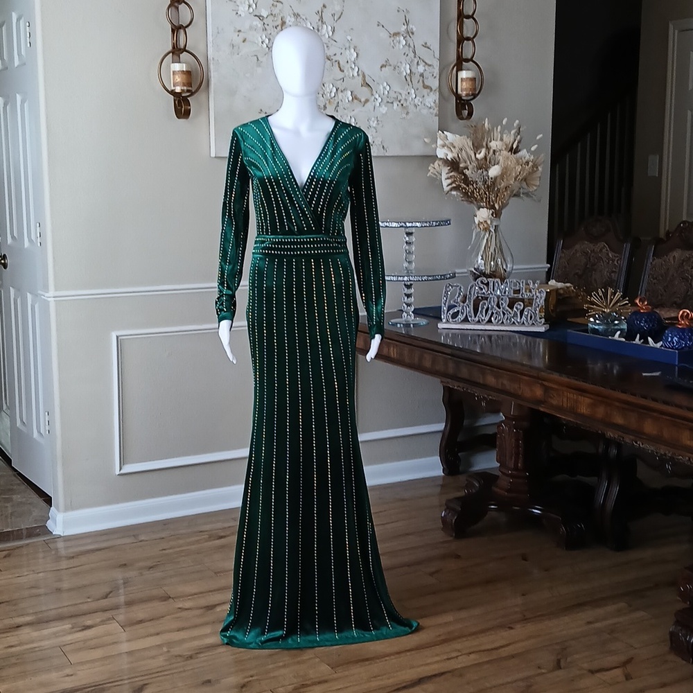 Windsor Elegant Emerald Green Beaded  V-Neck Long Sleeve Evening Gown. Size S - Picture 9 of 17